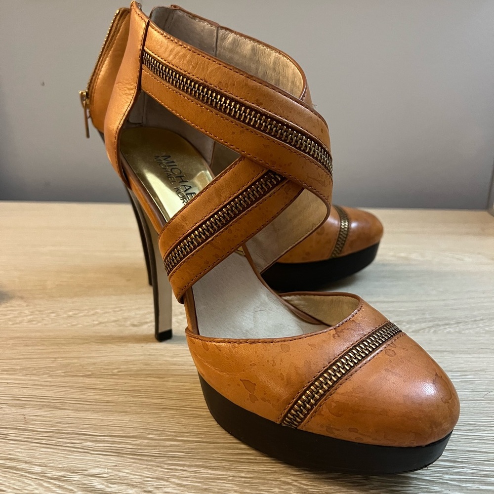 Super cute statement heels!